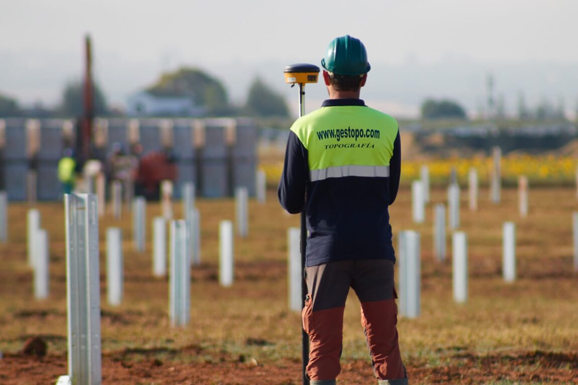 Actualmente estamos ejecutando varias plantas fotovoltaicas. Realizando levantamientos topográficos, replanteos de redes, hincas y control de movimientos de tierras.