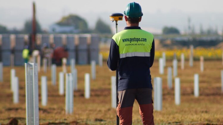 Actualmente estamos ejecutando varias plantas fotovoltaicas. Realizando levantamientos topográficos, replanteos de redes, hincas y control de movimientos de tierras.