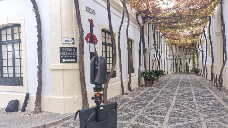 Hemos realizado un proyecto en la CALLE DE LOS CIEGOS de las bodegas González Byass en Jerez de la Frontera. Es considerada una de las calles más bonitas del mundo. “Otra satisfacción personal más que me aportó esta profesión”
